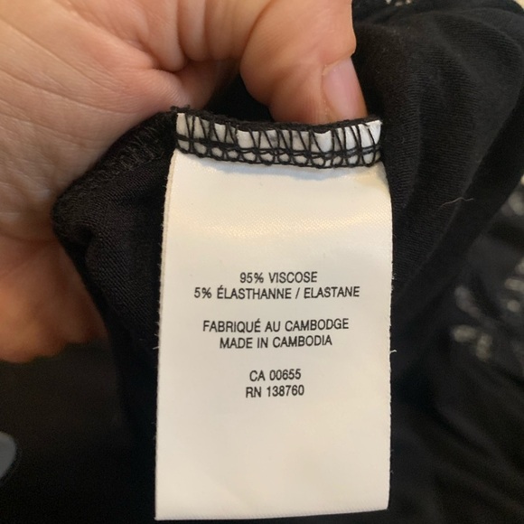 Reitmans XL Black & Silver/Gold Leaf Pattern Sleeveless V-Neck Blouse - Picture 3 of 6